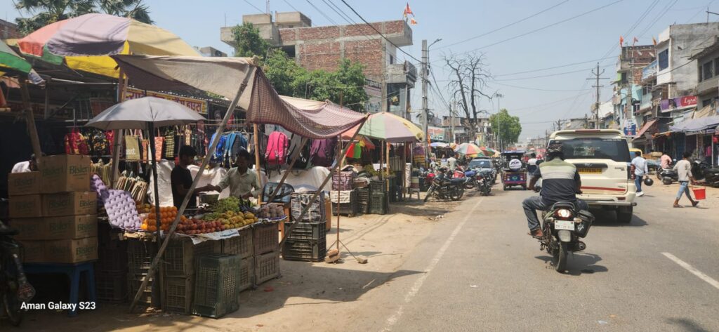 पार्किंग की व्यवस्था नही रहने के कारण समस्या दिन प्रतिदिन गम्भीरजिम्मेदार बन बैठे अनजान