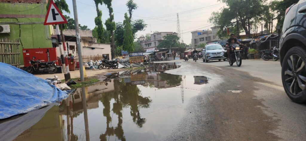 जमकर हुई बारिश लोगो को आवाजाही में हुई परेशानी