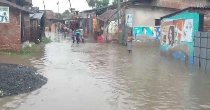 मौसम बारिश के पानी से सड़कों पर दिखा  जलजमाव की समस्या राहगीरों की बढ़ी परेशानियां