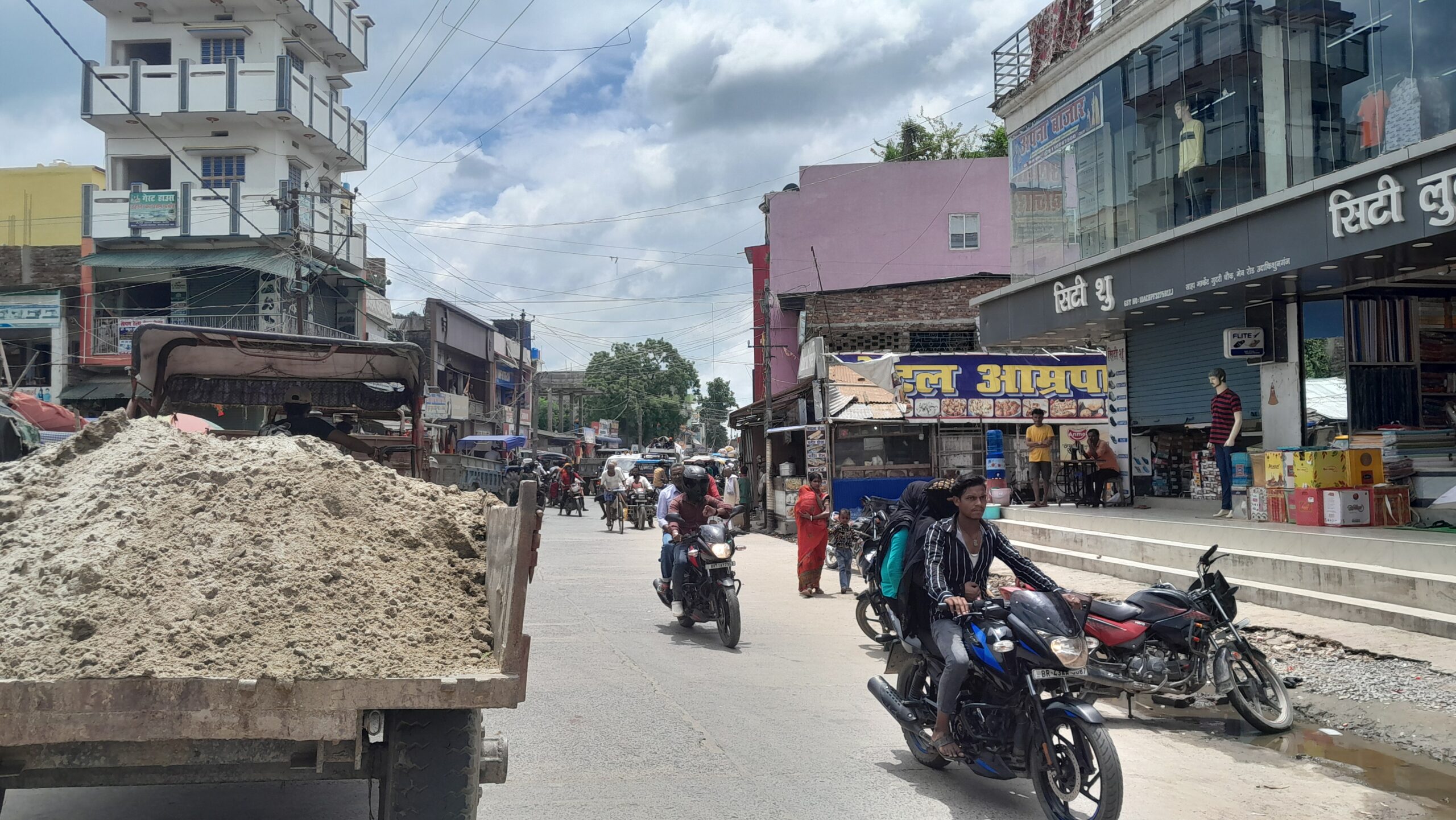 उदाकिशुनगंज में भारत बंद का दिखा असर, पूर्णत बंद रही दुकानें