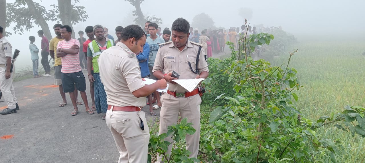 सड़क किनारे मिला युवक का शव,परिजन जता रहे हत्या की आशंका